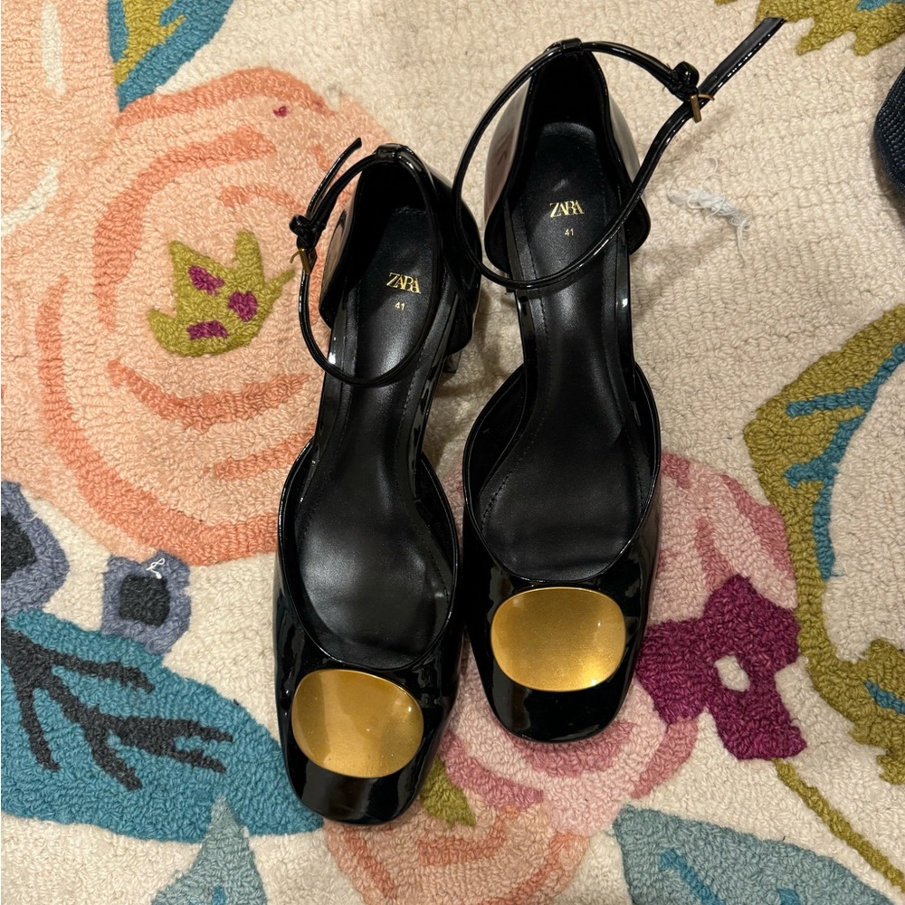 Zara WOMEN’S glossy leather shoes with gold medallion 
SIZE 41